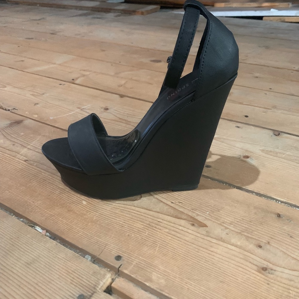 Black wedges